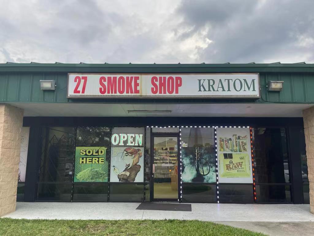 This brief examines the trends in e- cigarette availability between 2010 and. 2012 in 6,998 retail stores selling food and tobacco across the United States.